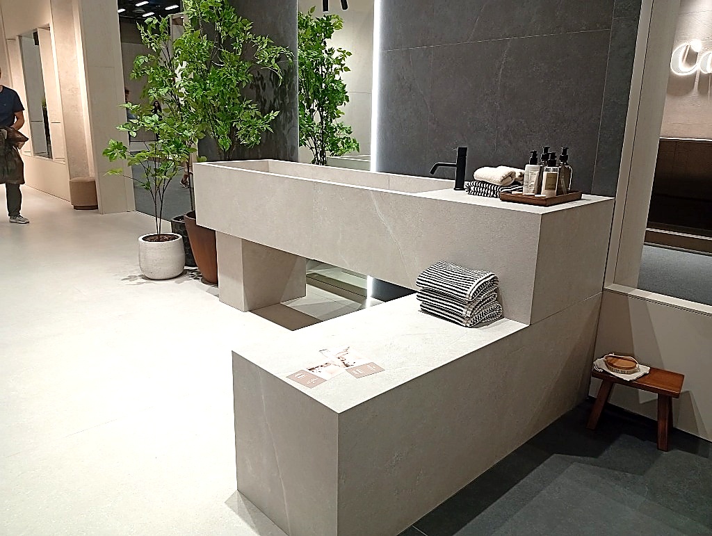 Lavabo scultoreo monolitico in gres porcellanato effetto pietra calcarea chiara