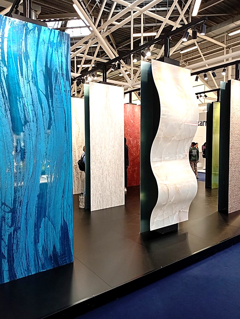 Pannello sottile curvabile in alluminio da 1 mm sagomato a onda con grafica onice di Tecnografica a Cersaie 2026