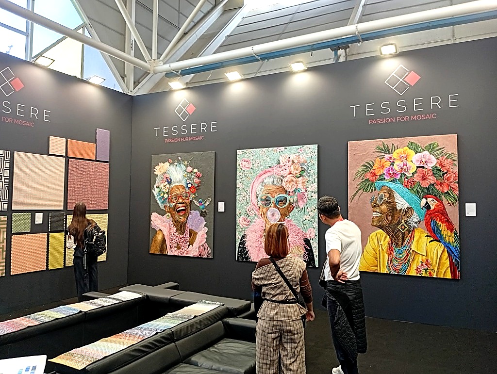 Stand Tessere a Cersaie 2026 con il payoff Passion for Mosaic e ritratti monumentali a mosaico pop