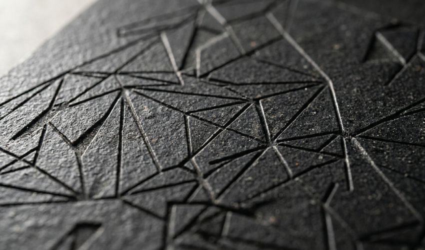 Superficie in gres porcellanato con decorazione a incisione laser